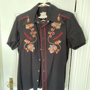 Apartment Men's embroidered shirt in black size medium